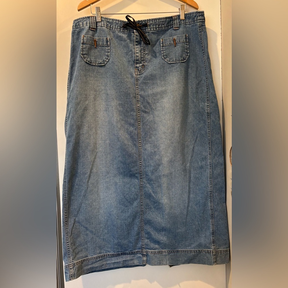 Venezia women’s faded Denim long Skirt NWOT size 18!